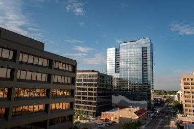 Boise Idaho 'daki şehir binalarının üstündeki mavi gökyüzü.