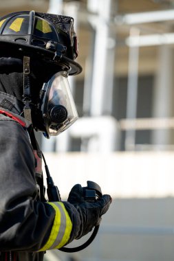 Tamamen giyinmiş itfaiyeci solunum cihazıyla 