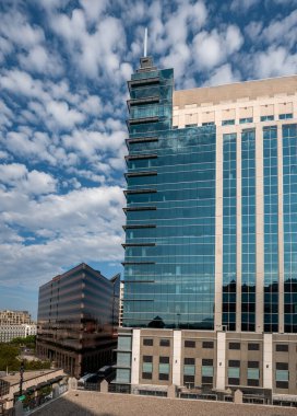 Mavi gökyüzü ikonik Boise binasının üzerinde kabarık bulutlar