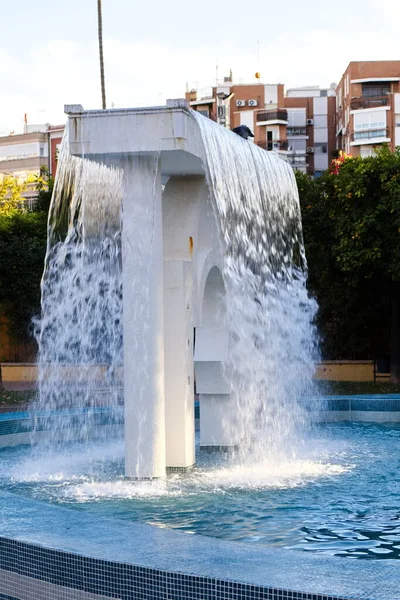Fonte Impressionante Com Água Cascata Jardim Cidade Murcia — Fotografia de Stock