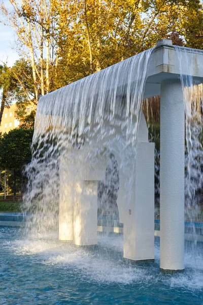 在穆尔西亚市的一个花园用瀑布式的水打喷泉 — 图库照片