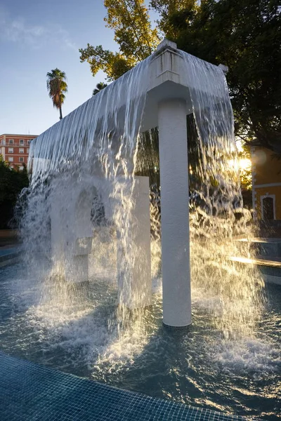 在穆尔西亚市的一个花园用瀑布式的水打喷泉 — 图库照片