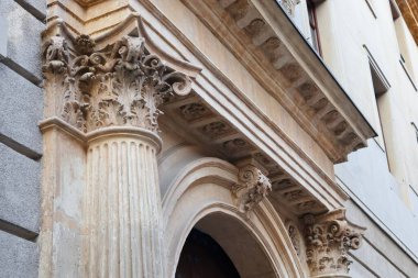 Bir binanın ön cephesinde klasik Korint tarzı sermaye