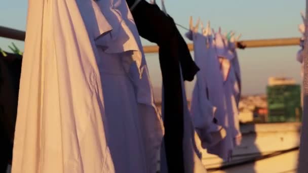 Elbiseleri Asmak Çatıda Havayı Kurutmak — Stok video