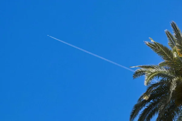 Αεροπλάνο Αφήνοντας Contrail Στον Ουρανό Μια Ηλιόλουστη Μέρα Φοίνικα — Φωτογραφία Αρχείου