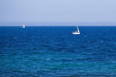 Güzel deniz manzarası. Tatil zamanı sörf yapan tekneler.