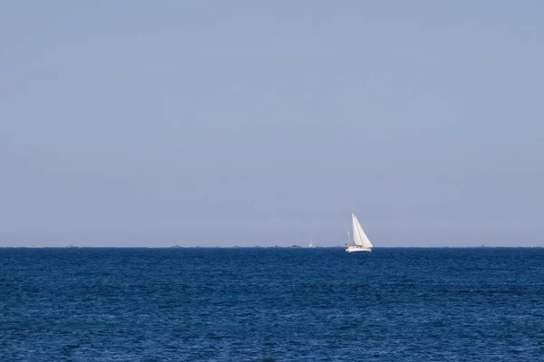 Bonito Paisaje Marino Con Barcos Pasando Por Surf Tiempo Vacaciones — Foto de Stock