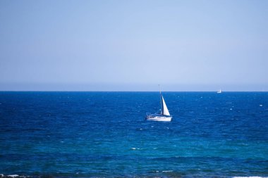 Güzel deniz manzarası. Tatil zamanı sörf yapan tekneler.