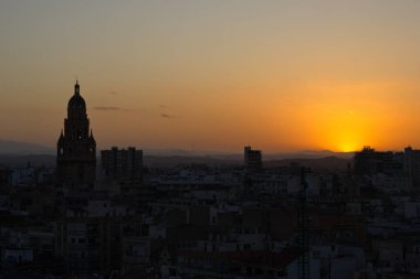 Arka planda katedral kulesi olan Murcia 'da gün batımı