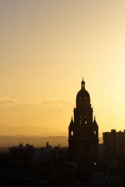 Arka planda katedral kulesi olan Murcia 'da gün batımı