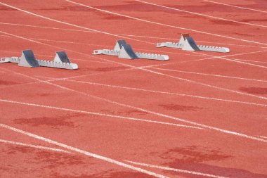 Başlangıç blokları ile spor etkinlikleri için sentetik çalışma parçası