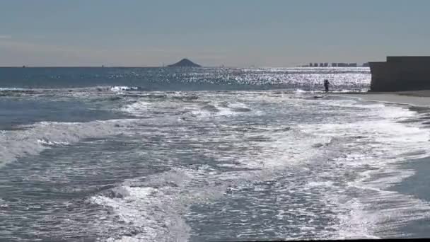 スペインのビーチの砂の上に打ち寄せる波のシーン — ストック動画