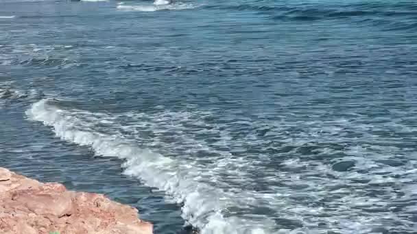 Striking Scene Waves Breaking Sand Spanish Beach — 图库视频影像