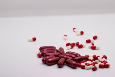 Sentetik maddeler içeren kapsüllerin yakın plan görüntüsü