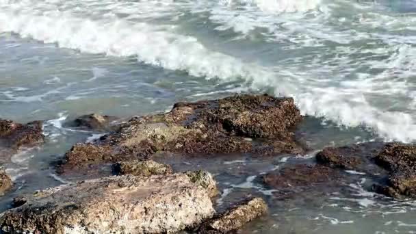 Поразительная Сцена Волн Разбивающихся Песке Испанского Пляжа — стоковое видео