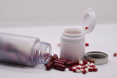 Sentetik maddeler içeren kapsüllerin yakın plan görüntüsü