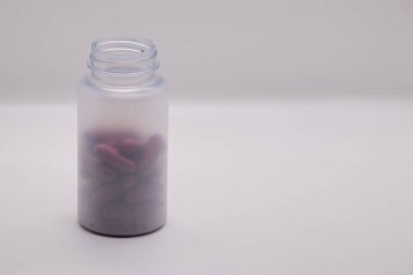 Sentetik maddeler içeren kapsüllerin yakın plan görüntüsü