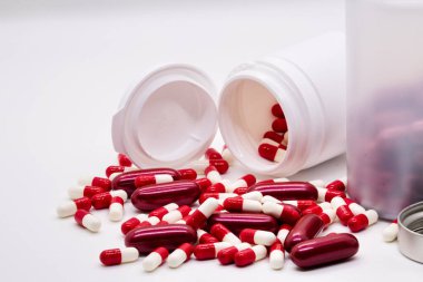 Sentetik maddeler içeren kapsüllerin yakın plan görüntüsü