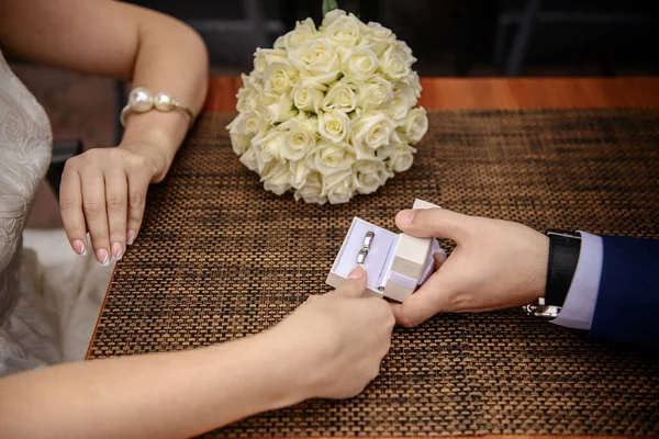 Anéis Casamento Nas Mãos Noiva Noivo — Fotografia de Stock