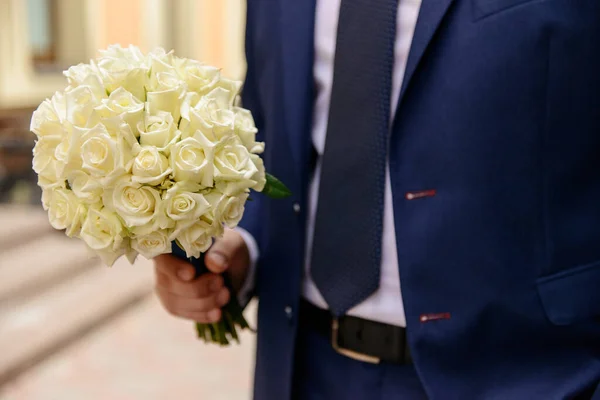 Homem Fato Azul Tem Buquê Rosas Brancas — Fotografia de Stock