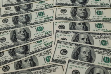 Yüz dolarlık banknotlar yığını. Seçici odak.