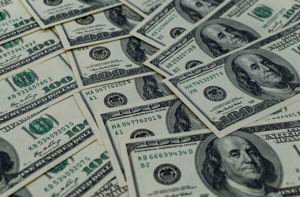 Куча стодолларовых купюр крупным планом. Селективный фокус.