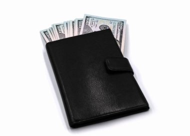 Beyaz arka planda 100 dolarlık banknotlar olan siyah cüzdan.