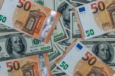 Amerikan doları ve euro banknotları yığını.