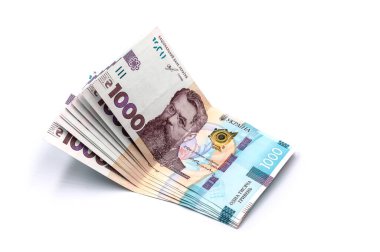 Beyaz arka planda binlerce Hryvnia banknotu