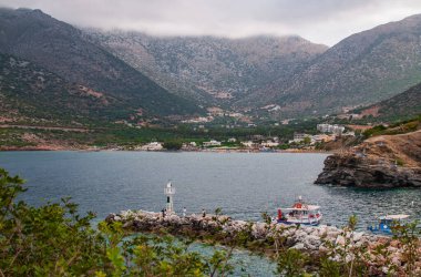 Girit 'teki Bali köyünde tekne iskelesi.