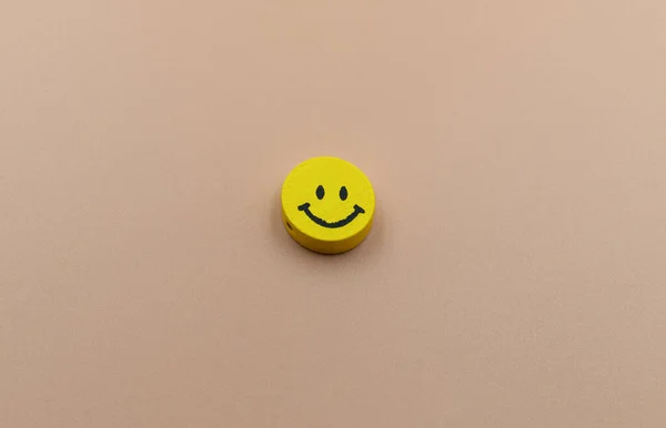 Χαμογελώντας Κίτρινο Χαμογελαστό Πρόσωπο Καφέ Φόντο — Φωτογραφία Αρχείου