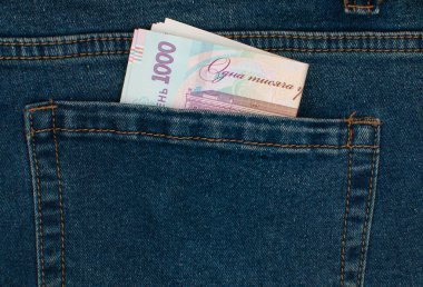 Mavi kot pantolon cebinde Ukrayna Hryvnia 'sının banknotları