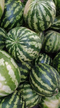 Olgun karpuz yığını, yakın plan.