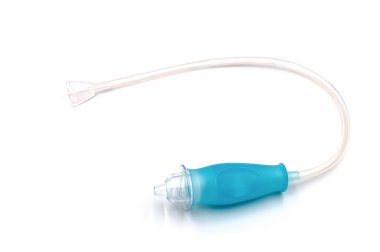 Beyaz arka planda tüpü olan çocuk burun aspiratörü.