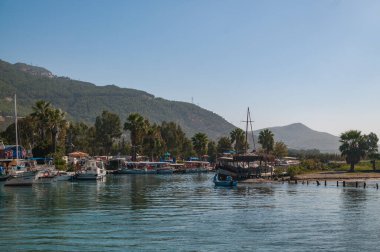Limanı demirli teknelerle Akyaka köyünde, Türkiye