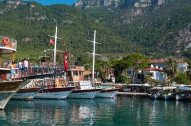 Limanı demirli teknelerle Akyaka köyünde, Türkiye