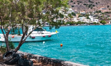 Elounda köyünün limanında demirli bir tekne..