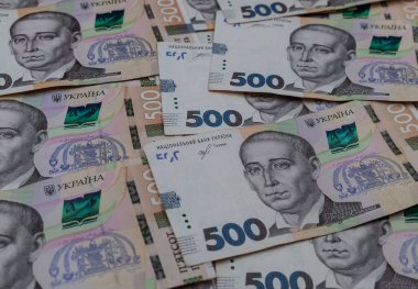 500 Hryvnia banknot yığını yakın plan.
