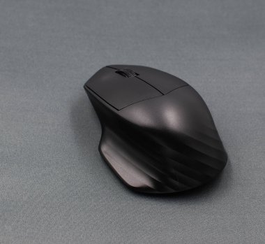 Gri arkaplanda siyah bilgisayar faresi.