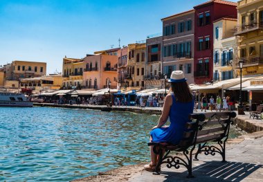  Eski Venedik limanı Chania 'da bir bankta oturan bir kızın fotoğrafı.