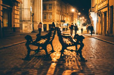 Akşamları eski Lviv caddesi