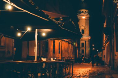 Akşamları eski Lviv caddesi