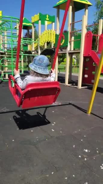 Enfant Monte Sur Une Balançoire Sur Aire Jeux Vidéo Verticale — Video