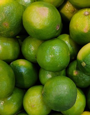 Taze yeşil limonlar yakın plan. Limon arkaplan.