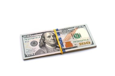 Beyaz arka planda elastik bir bantla bağlanmış 100 dolarlık banknotlar yığını..