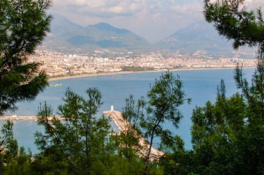 Alanya şehri manzarası ve dağdan deniz manzarası 