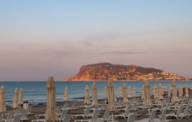 Kaleye bakan Alanya sahilinde gün batımı