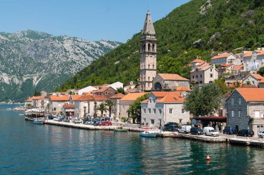 Karadağ 'ın Kotor Körfezi' ndeki Perast kenti. Sudan görünüm. 