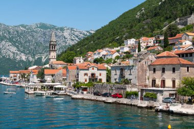 Karadağ 'ın Kotor Körfezi' ndeki Perast kenti. Sudan görünüm. 
