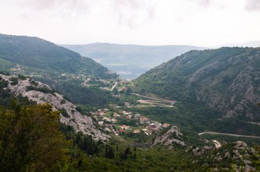 Karadağ 'ın Lovcen Dağı' ndan Kotor 'un panoramik manzarası